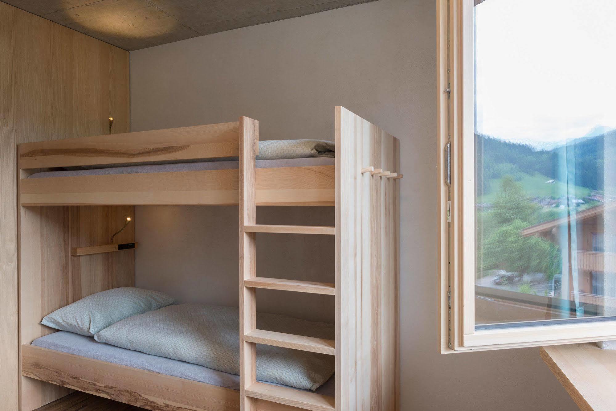 Saanen Gstaad Youth Hostel Экстерьер фото