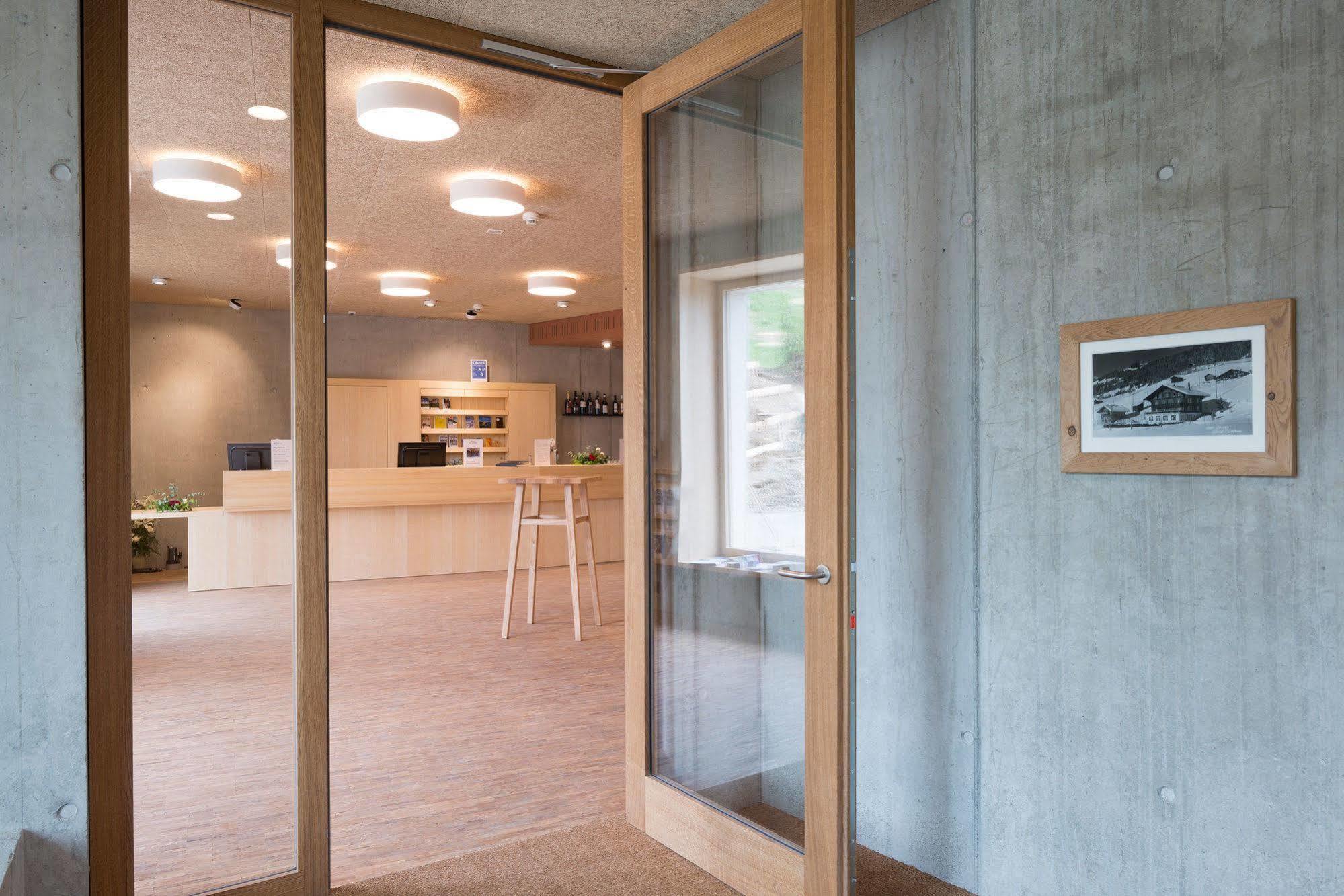 Saanen Gstaad Youth Hostel Экстерьер фото