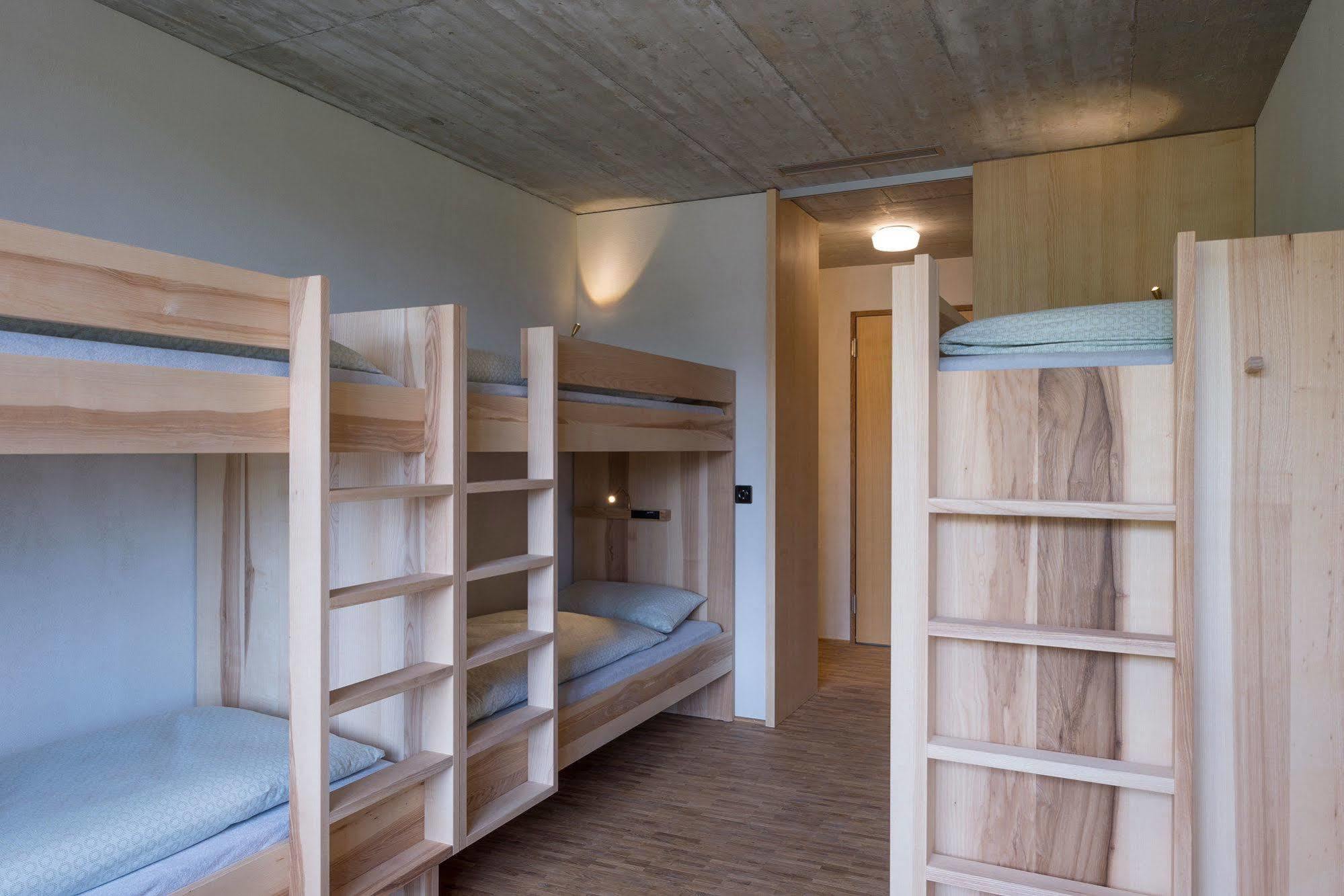 Saanen Gstaad Youth Hostel Экстерьер фото